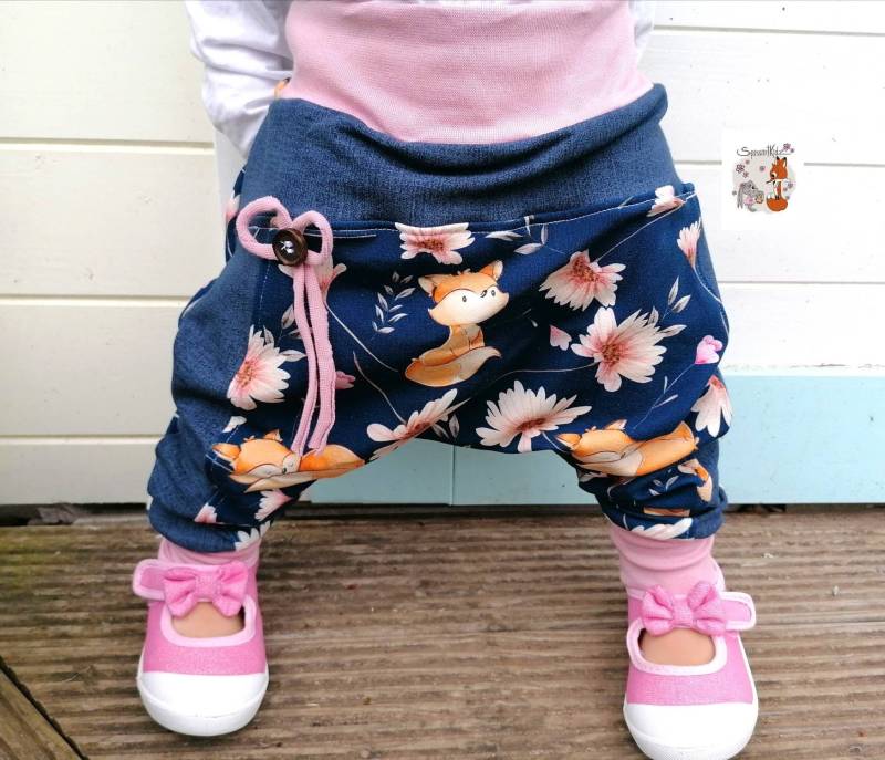 Spessartkidz® Niedliche Pumphose Jogger Mit Blumen Und Füchsen von Spessartkidz