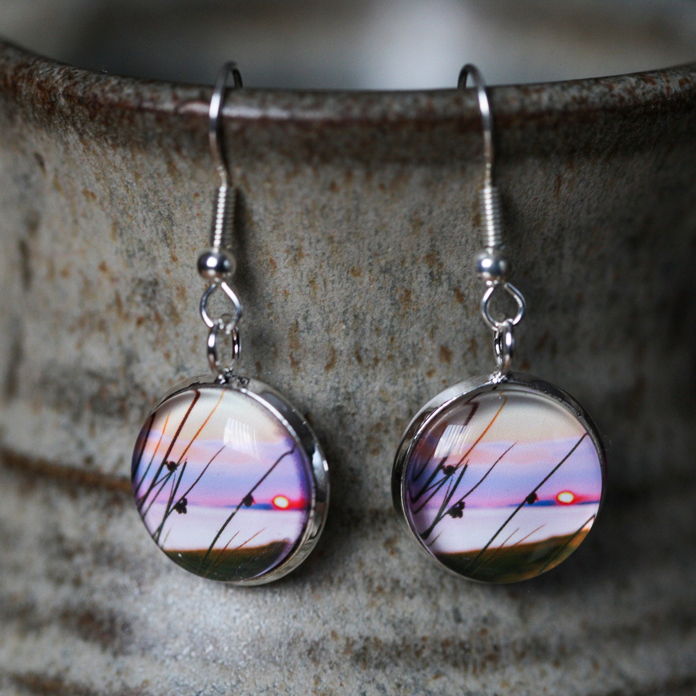 Eine Handgearbeitete Versilberte 16mm Hängeohrringe Mit Einem Originalfoto Von Den Sommerinseln Der Westküste Schottlands Eine Handgearbeitete Versilberte 16mm Hängeohrringe Mit Einem Originalfoto Von Den Sommerinseln Der Westküste Schottlands von Speyvalleyphotoart