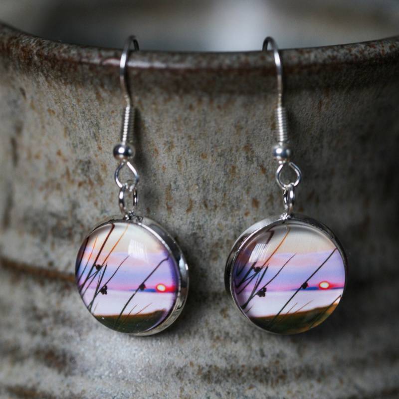 Eine Handgearbeitete Versilberte 16mm Hängeohrringe Mit Einem Originalfoto Von Den Sommerinseln Der Westküste Schottlands Eine Handgearbeitete Versilberte 16mm Hängeohrringe Mit Einem Originalfoto Von Den Sommerinseln Der Westküste Schottlands von Speyvalleyphotoart