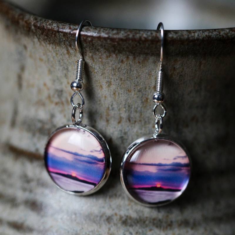 Eine Handgearbeitete Versilberte 16mm Hängeohrringe Mit Einem Originalfoto Von Den Sommerinseln Der Westküste Schottlands Eine Handgearbeitete Versilberte 16mm Hängeohrringe Mit Einem Originalfoto Von Den Sommerinseln Der Westküste Schottlands von Speyvalleyphotoart