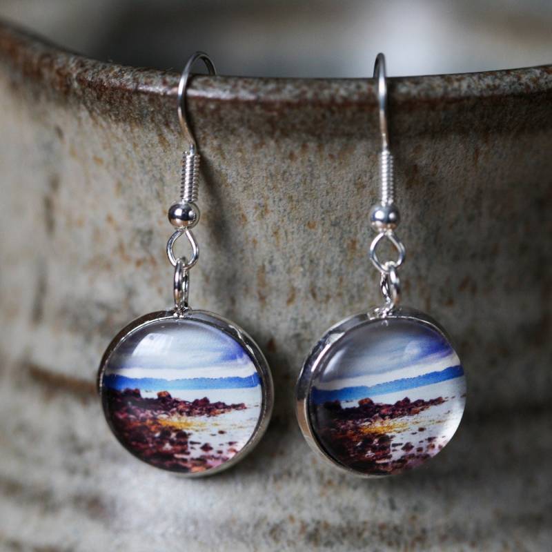 Eine Handgefertigte Silbervergoldete 16mm Ohrringe Mit Einem Original-Foto Von Redpoint Strand An Der Westküste Schottland Eine Handgefertigte Silbervergoldete 16mm Ohrringe Mit Einem Original-Foto Von Redpoint Strand An Der Westküste Schottland von Speyvalleyphotoart