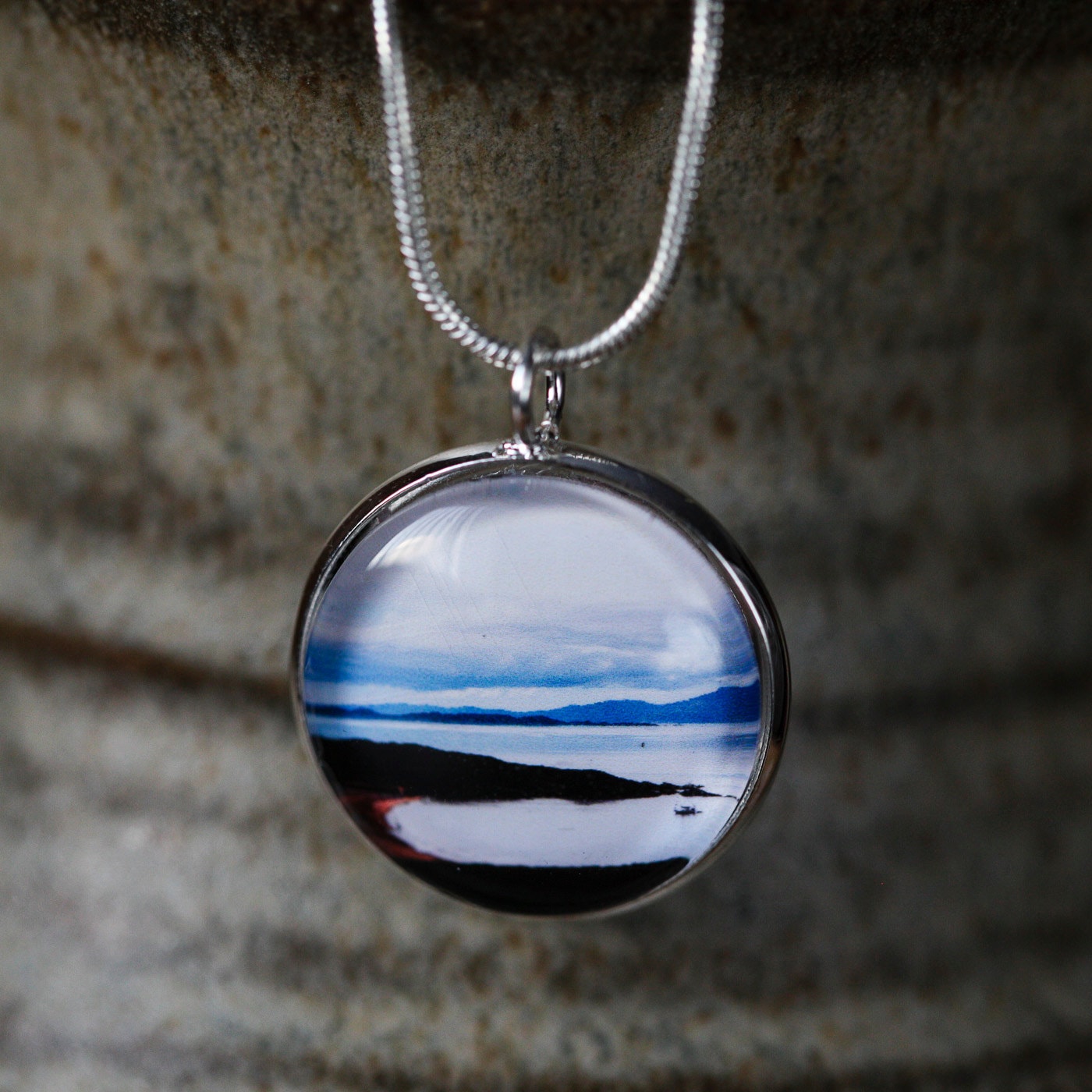 Eine Handgefertigte Versilberte 20mm Oder 16mm Anhänger Mit Einem Original-Foto Am Redpoint Strand An Der Westküste Von Schottland Aufgenommen Eine Handgefertigte Versilberte 20mm Oder 16mm Anhänger Mit Einem Original-Foto Am Redpoint Strand An Der Westküste Von Schottland Aufgenommen von Speyvalleyphotoart