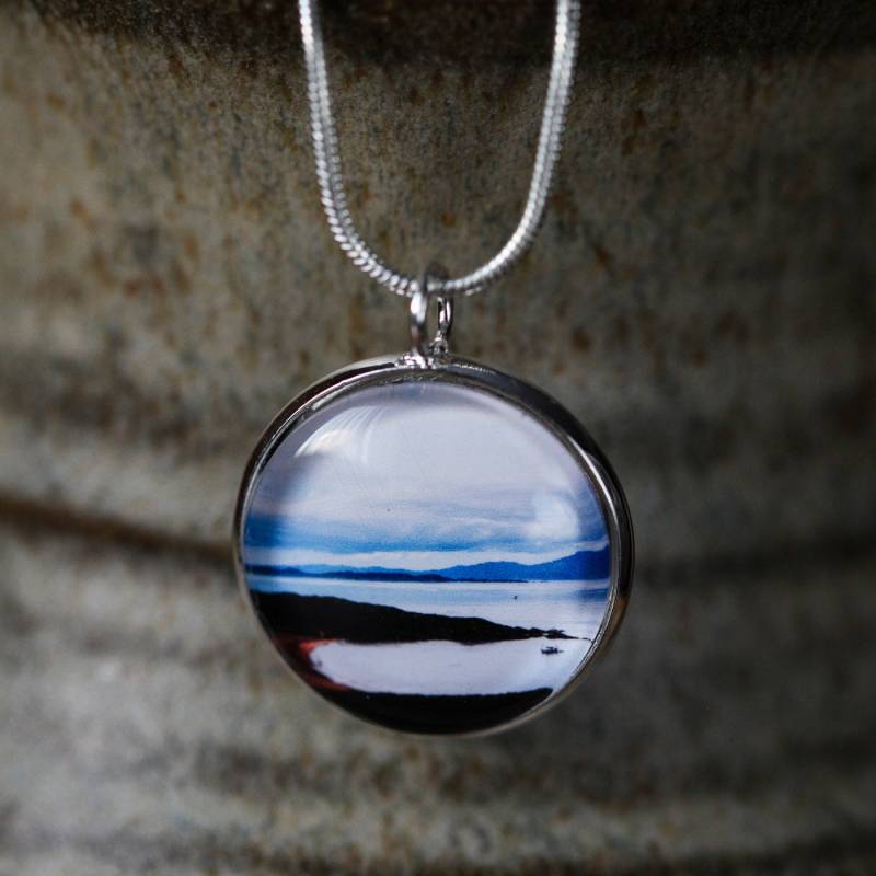 Eine Handgefertigte Versilberte 20mm Oder 16mm Anhänger Mit Einem Original-Foto Am Redpoint Strand An Der Westküste Von Schottland Aufgenommen Eine Handgefertigte Versilberte 20mm Oder 16mm Anhänger Mit Einem Original-Foto Am Redpoint Strand An Der Westküste Von Schottland Aufgenommen von Speyvalleyphotoart