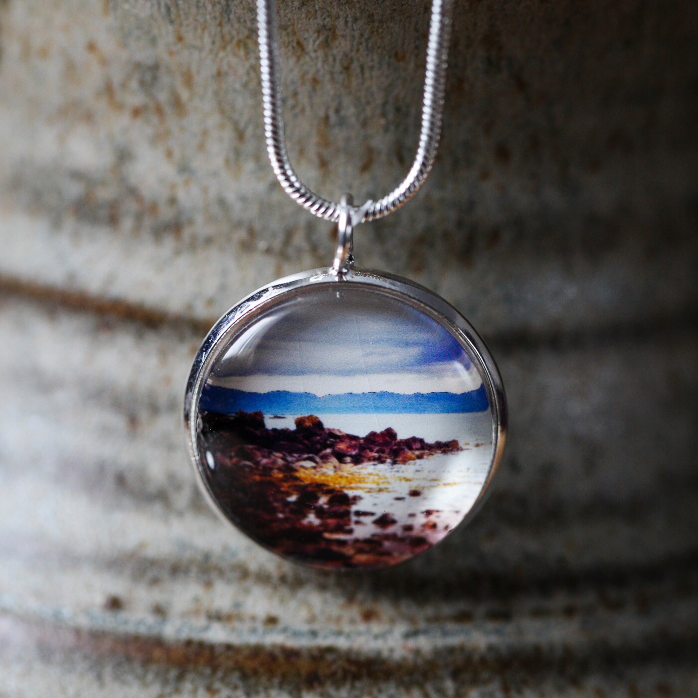 Eine Handgefertigte Versilberte 20mm Oder 16mm Anhänger Mit Einem Original-Foto Am Redpoint Strand An Der Westküste Von Schottland Aufgenommen Eine Handgefertigte Versilberte 20mm Oder 16mm Anhänger Mit Einem Original-Foto Am Redpoint Strand An Der Westküste Von Schottland Aufgenommen von Speyvalleyphotoart