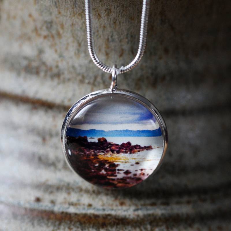 Eine Handgefertigte Versilberte 20mm Oder 16mm Anhänger Mit Einem Original-Foto Am Redpoint Strand An Der Westküste Von Schottland Aufgenommen Eine Handgefertigte Versilberte 20mm Oder 16mm Anhänger Mit Einem Original-Foto Am Redpoint Strand An Der Westküste Von Schottland Aufgenommen von Speyvalleyphotoart