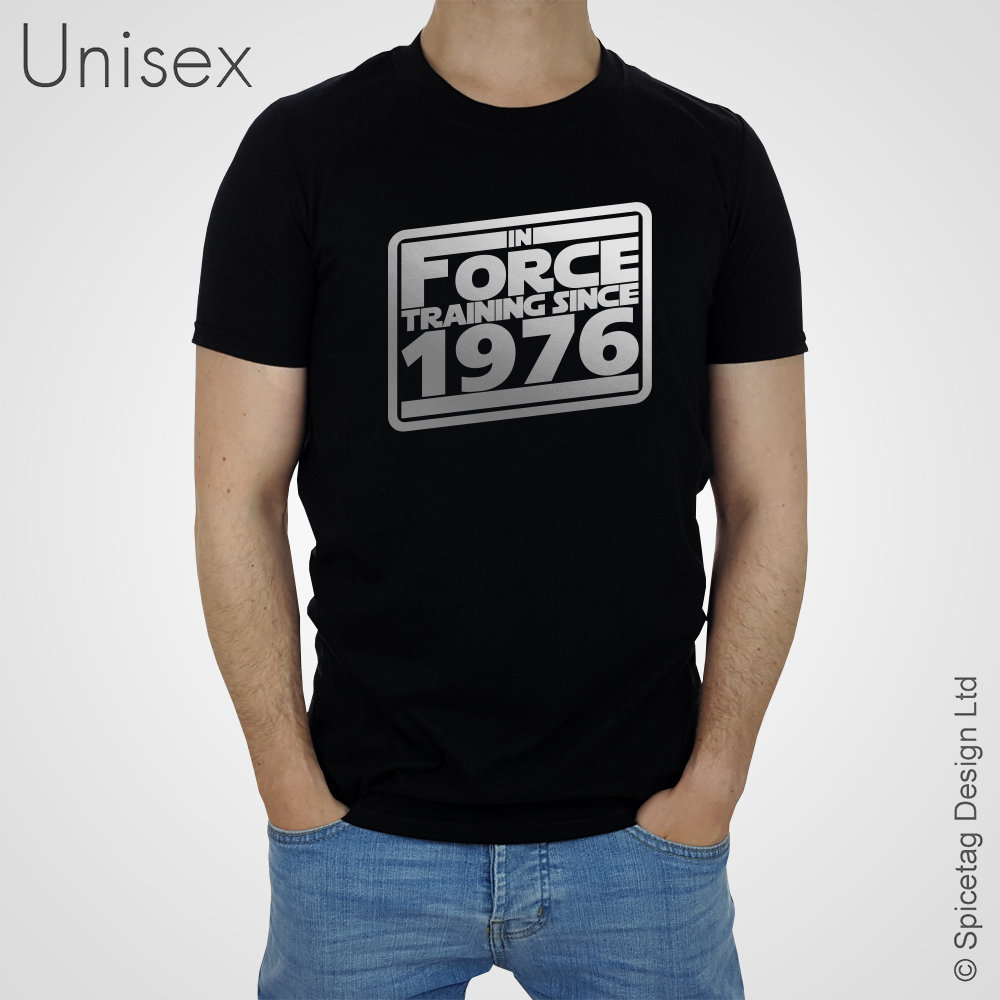 Custom Happy Birthday Jedi T-Shirt Retro in Force Training Tshirt Bday Gift The Luke Top 60S 70S 80Er 20Er Geeky Unisex Mens Womens Date Custom Happy Birthday Jedi T-Shirt Retro in Force Training Tshirt Bday Gift The Luke Top 60S 70S 80Er 20Er Geeky Unisex Mens Womens Date von Spicetag