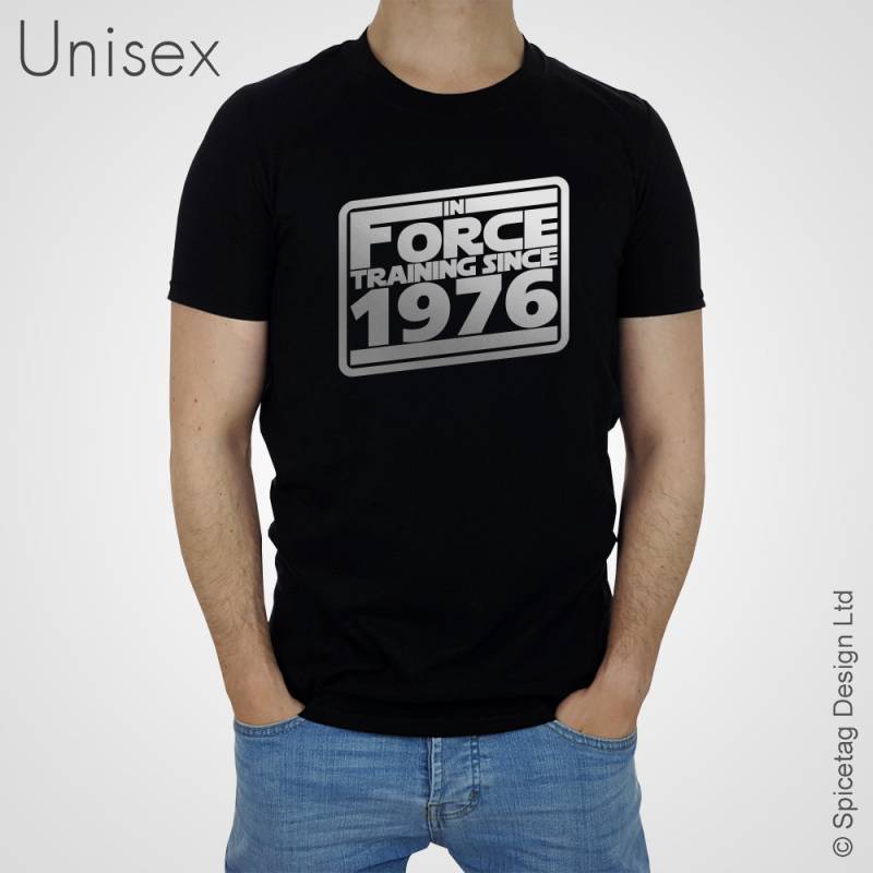 Custom Happy Birthday Jedi T-Shirt Retro in Force Training Tshirt Bday Gift The Luke Top 60S 70S 80Er 20Er Geeky Unisex Mens Womens Date Custom Happy Birthday Jedi T-Shirt Retro in Force Training Tshirt Bday Gift The Luke Top 60S 70S 80Er 20Er Geeky Unisex Mens Womens Date von Spicetag
