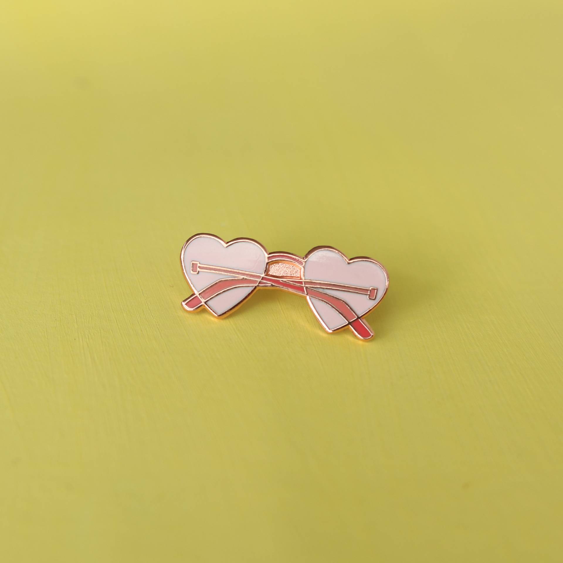 Rose Farbige Brille Emaille Pin | Pinkes Sunnies Abzeichen Herzförmige Sonnenbrillen Anstecknadel Rose Farbige Brille Emaille Pin | Pinkes Sunnies Abzeichen Herzförmige Sonnenbrillen Anstecknadel von SpicyJupiter