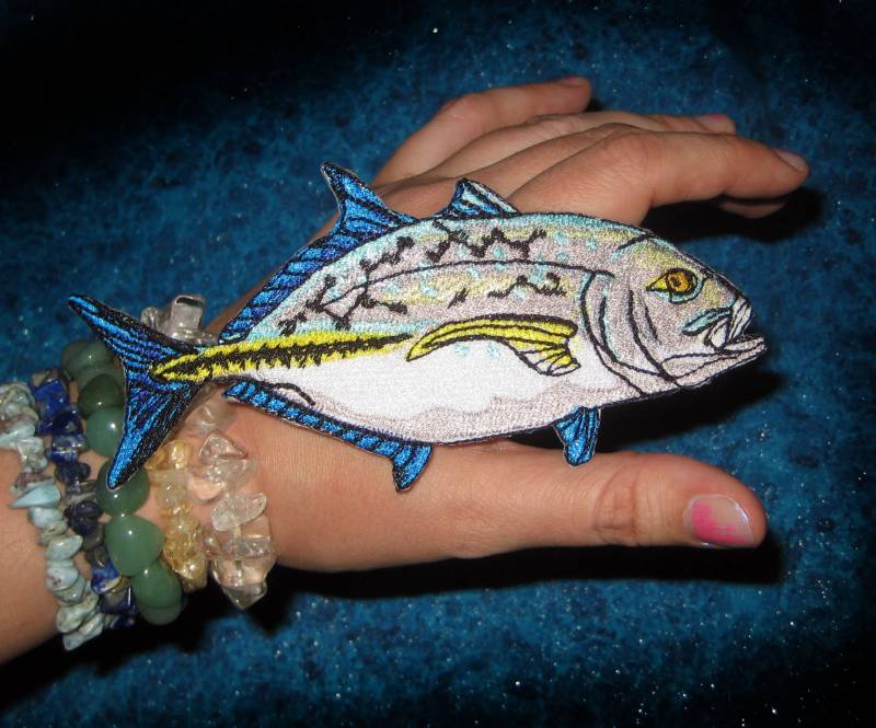 Blauer Blauflossen Trevally Jack Caranx Melampygu Fisch Eisen Auf Patch Omilu von SpiderStitchesParlor