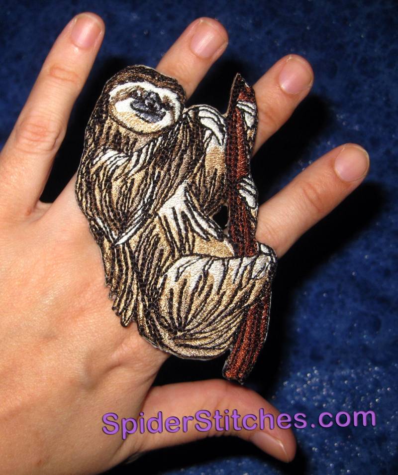 Braunkehlige Drei-Toed Faultier Säugetier Eisen Auf Patch Bradypus Variegatus von SpiderStitchesParlor