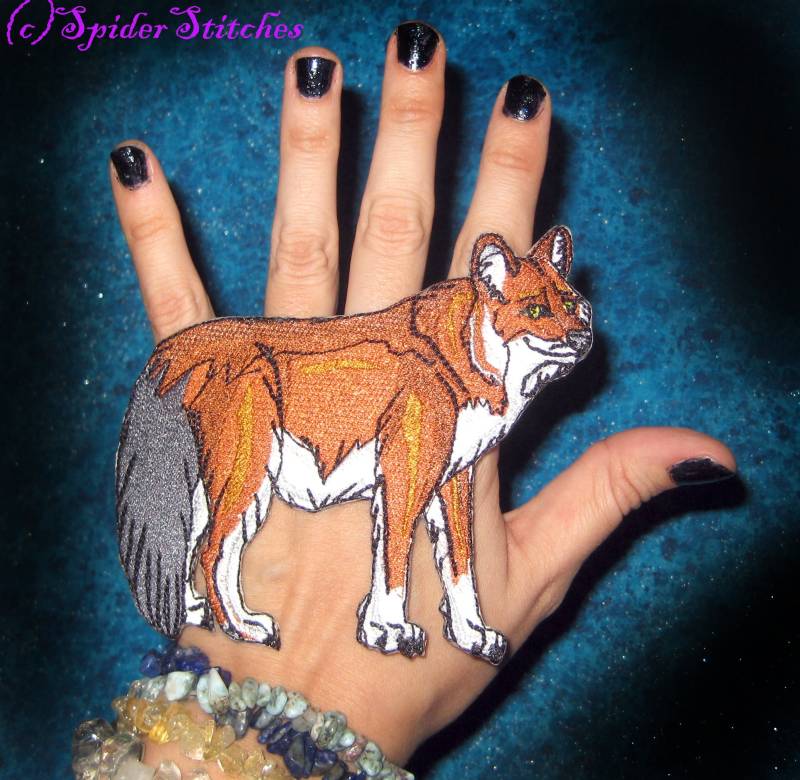 Dhole Cuon Alpinus Berg Wolf Eisen Auf Patch Asiatic Wild Hund von SpiderStitchesParlor