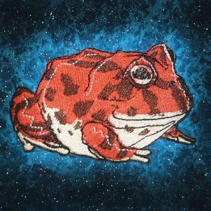 Erdbeere Verziert Gehörnten Frosch Eisen Auf Patch von SpiderStitchesParlor