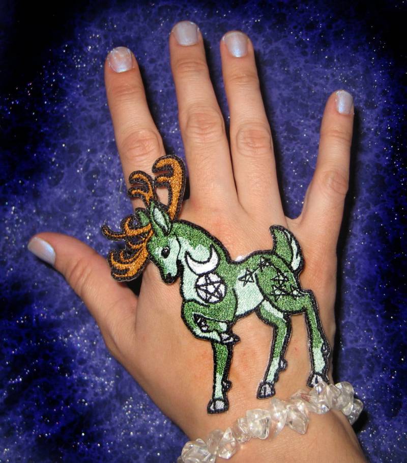 Gehörnte Gott Grün Mann Mond Phase Hirsch Patch Eisen Auf Oder Nähen von SpiderStitchesParlor