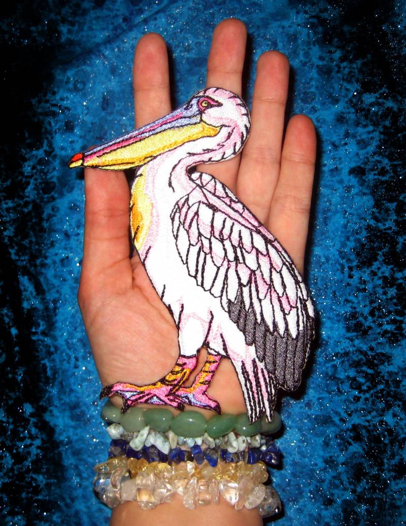 Große Weiße Pelikan Vogel Eisen Auf Patch Östlichen Weißen Rosigen von SpiderStitchesParlor