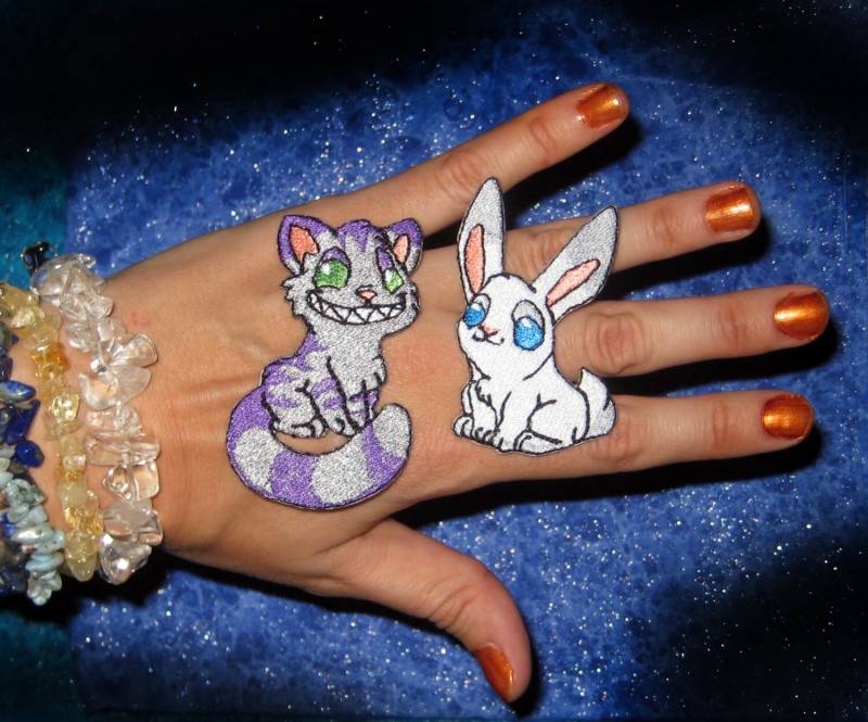 Kawaii Cheshire Katze Und Weißekaninchen Paar Eisen Auf Patch von SpiderStitchesParlor