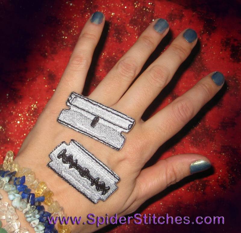 Leben Größe Razor Blade Blades Paar Eisen Auf Patch von SpiderStitchesParlor