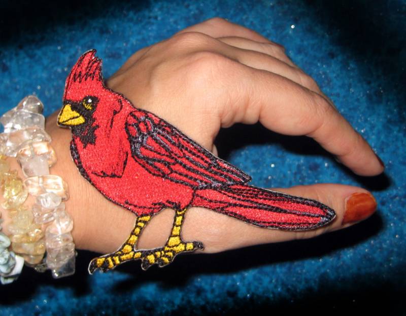 Nördliche Rote Kardinal Vogel Eisen Auf Patch von SpiderStitchesParlor