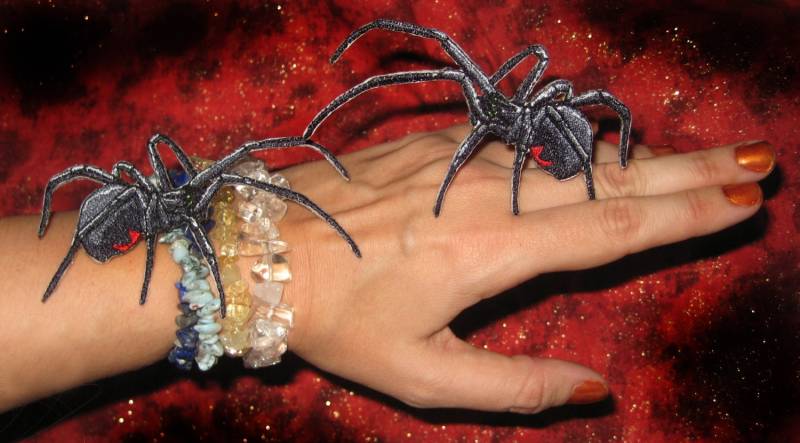 Perfekte Paar Südliche Schwarze Witwe Spinne Eisen Auf Patch von SpiderStitchesParlor