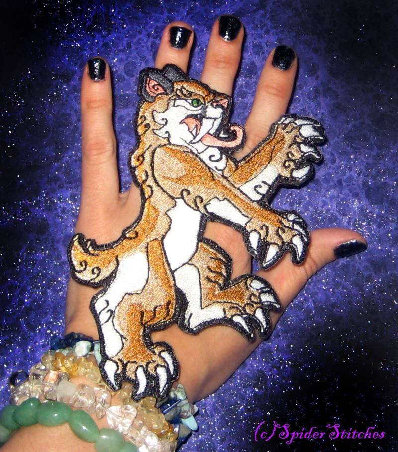 Rampant Säbel Zahnzähnte Tiger Katze Heraldik Eisen Auf Patch von SpiderStitchesParlor