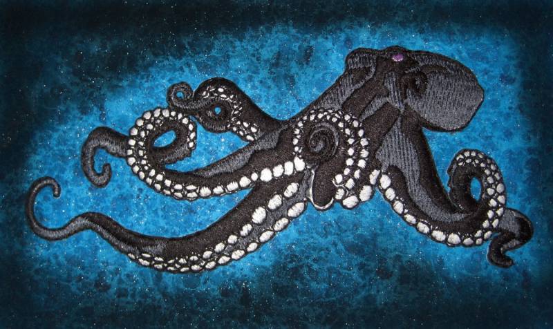 Riesige Giant Octopus Jacke Wieder Eisen Auf Patch Schwarz-Weiß Versandbereit von SpiderStitchesParlor