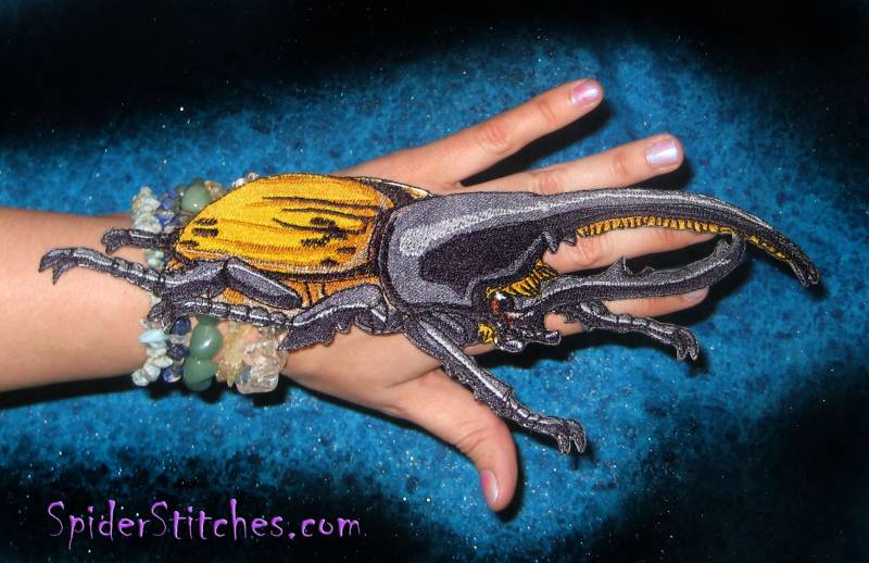 Riesige Herkules Käfer Kampf Skarabiner Eisen Auf Patch-Dynastien von SpiderStitchesParlor