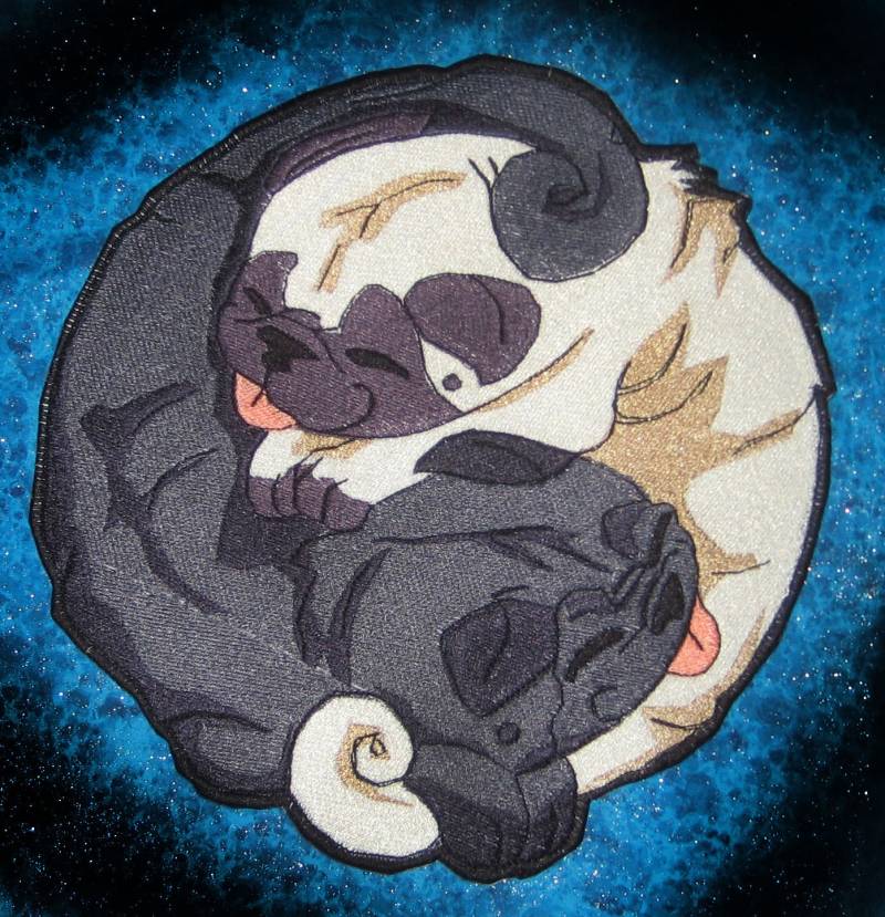 Riesige Jacke Zurück Schwarz Und Fawn Mops Yin Yang Eisen Auf Patch von SpiderStitchesParlor