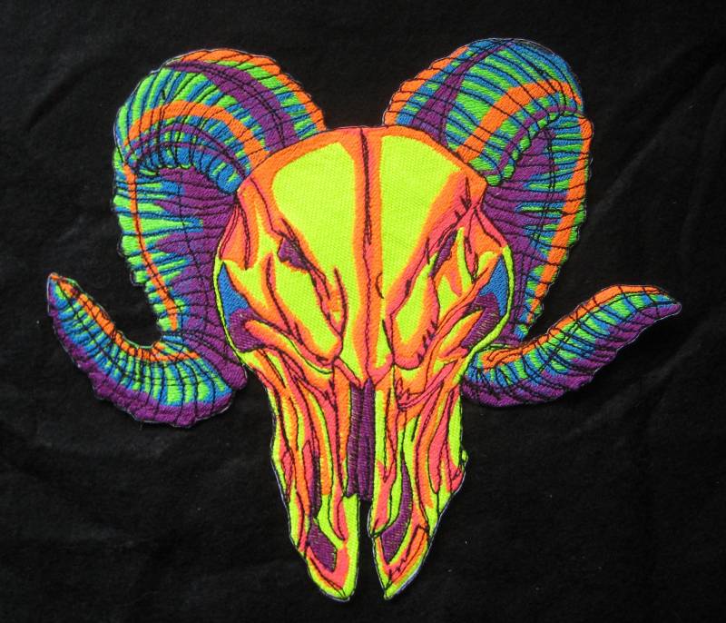 Riesige Neon Wicked Ram Schädel Patch Eisen Auf Oder Nähen Pagen Punk Gothic Goth von SpiderStitchesParlor