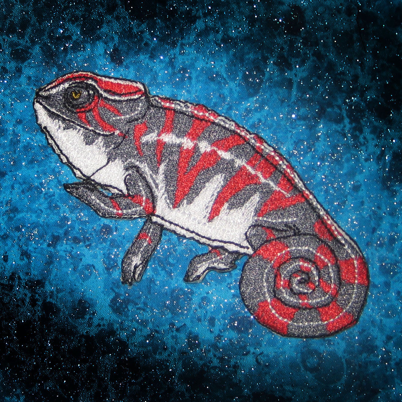 Schwarz Und Rot Panther Chamäleon Eisen Auf Patch von SpiderStitchesParlor