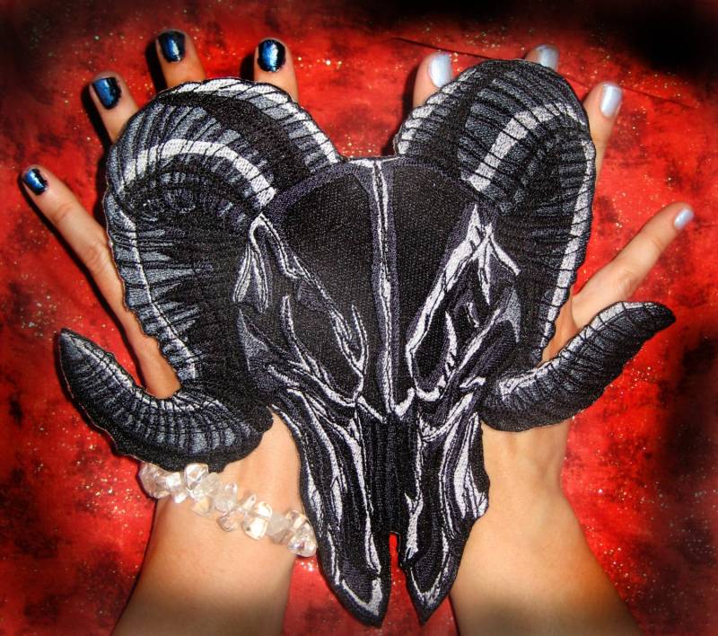 Sehr Grosser Schwarzer Wicked Widder Totenkopf Aufnäher Zum Aufbügeln Oder Annähen Pagen Punk Gothic Goth Patch von SpiderStitchesParlor