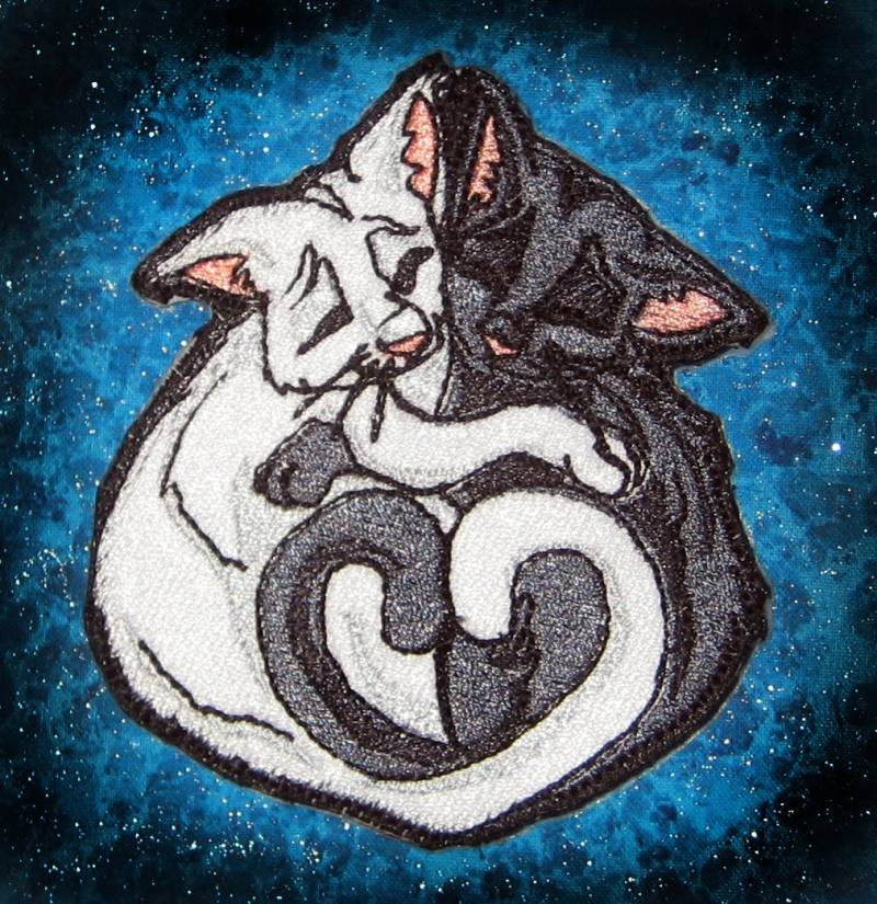 Süße Kuscheln Schwarz Und Weiß Katze Herz Yin Yang Eisen Auf Patch von SpiderStitchesParlor