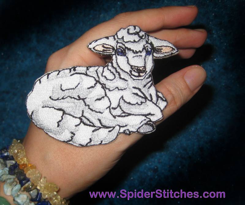 Weißer Lamm Aufnäher, Bügelbild Gestickt von SpiderStitchesParlor