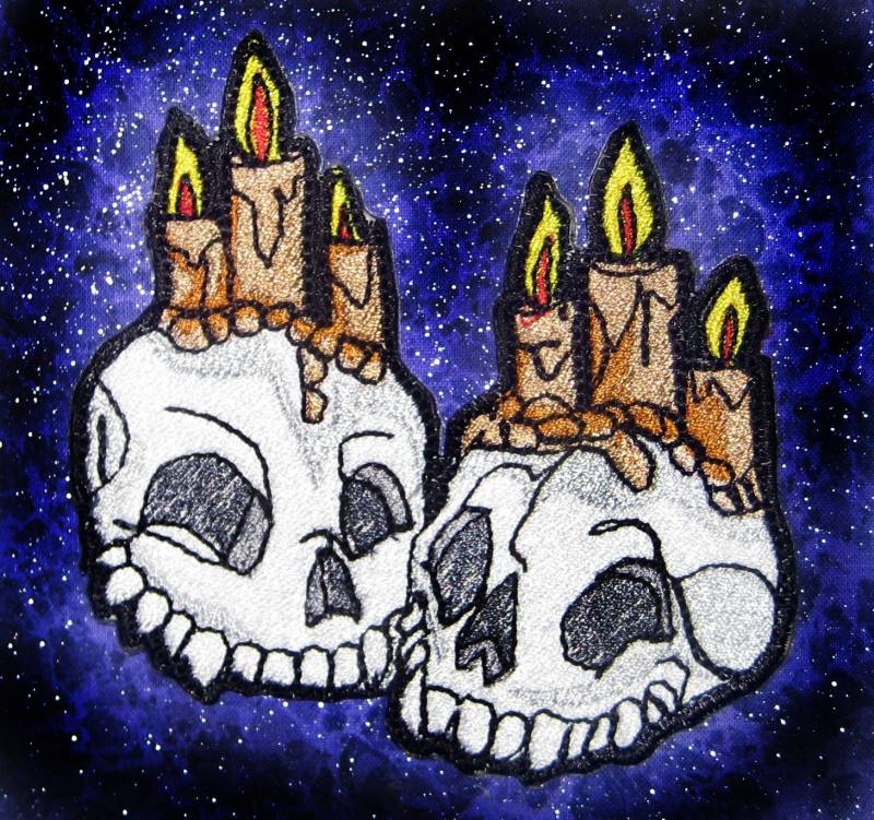 Together Forever Aufnäher Mit Totenköpfen Und Kerzen von SpiderStitchesParlor