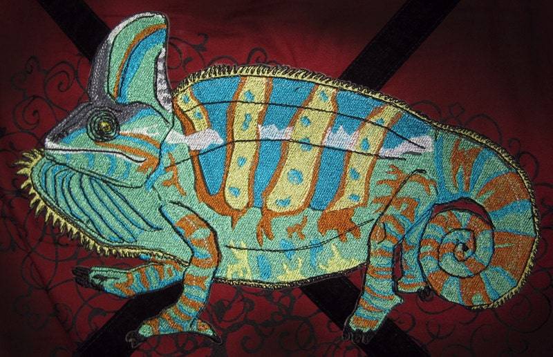 Verschleierter Chamäleon Aufbügler, Gestickte Eidechse in Lebensgröße von SpiderStitchesParlor