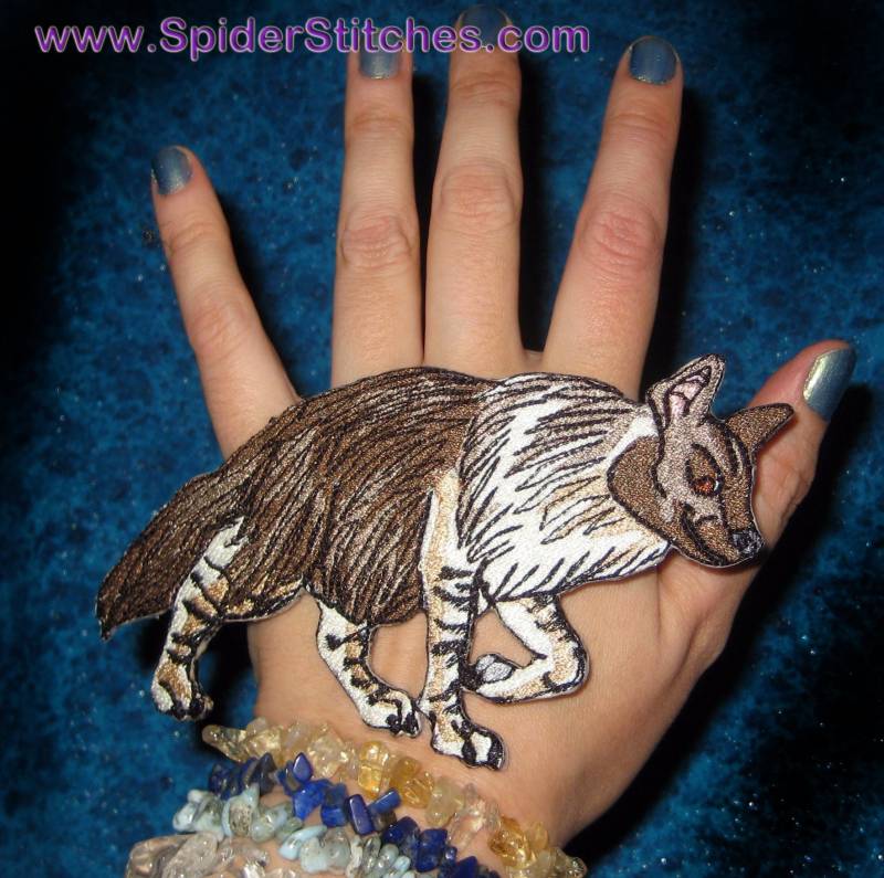 Walking Brown Hyena Hyaena Brunnea Eisen Auf Patch Strangwolf von SpiderStitchesParlor