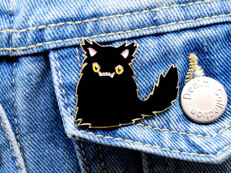 The Cat Schwarz Emaille Pin von Spiderbite