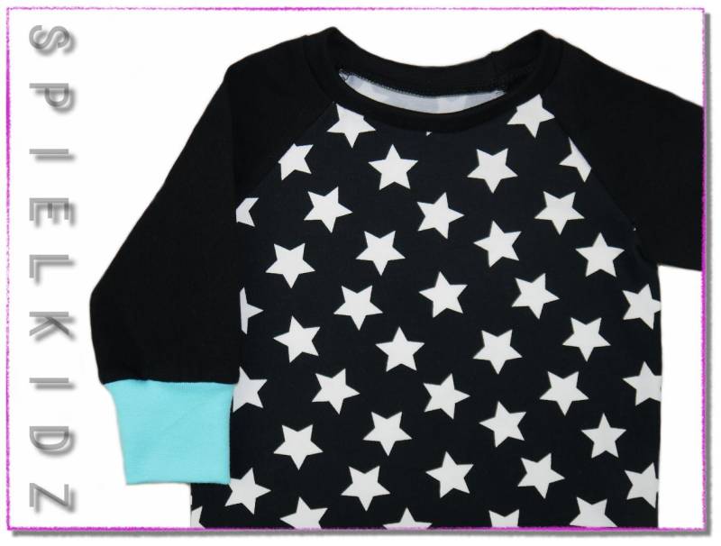 Shirt Langarmshirt Weiße Sterne Auf Schwarz Wunschbündchen von Spielkidz