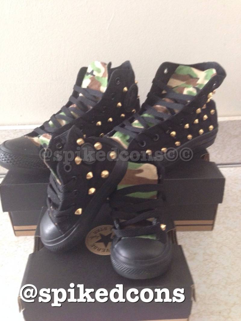 Camo Nieten-Chucks | Erwachsenen-Größen von SpikedCons