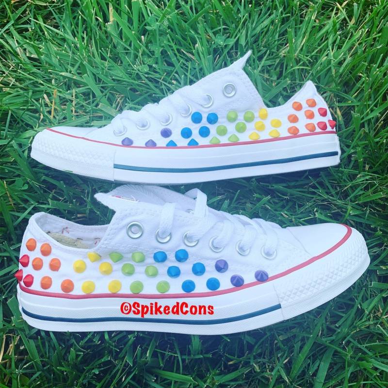 Low Rainbow Nieten Chucks | Erwachsene Auch in Schwarz Erhältlich von SpikedCons