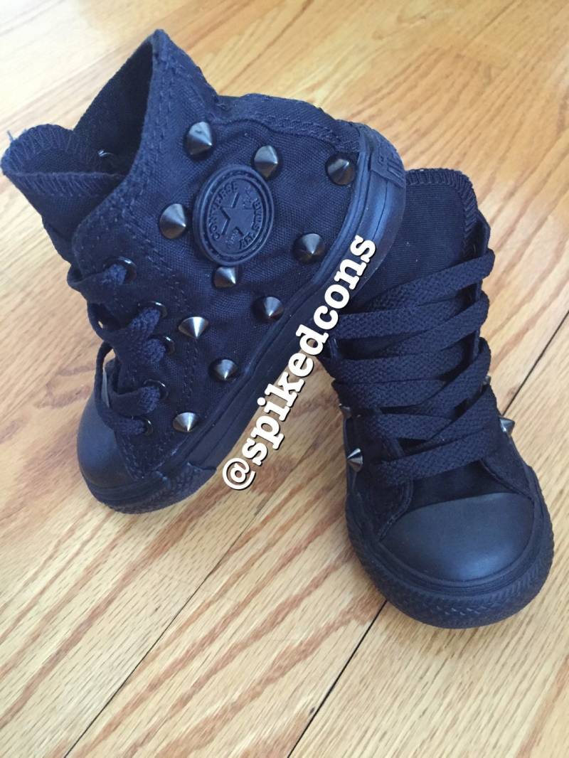 Mono Custom Nieten Schwarz Blau Lila Rot Weiß Chuck Sneakers von SpikedCons