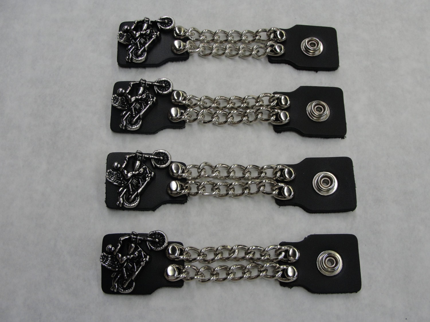 Angel Wheelie Motorrad-Set Von 4 Handgemachte Zwei Reihe Kette Schwarz Leder Weste Extender 4" Und 6" Länge Made in Den Usa Biker Motorrad Hd von SpikesAndLeatherUSA