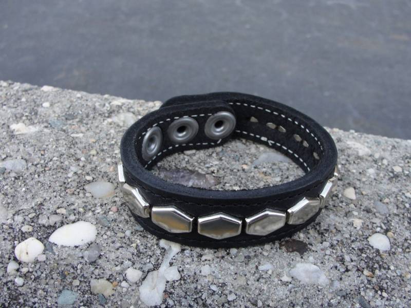 Genähtes Schwarzes Latigo-Lederarmband Mit 19 Mm Breitem Band Und Chrom-Silber-Hex-Sechskant-Nieten Stahl-Schnappverschluss in Premiumqualität von SpikesAndLeatherUSA