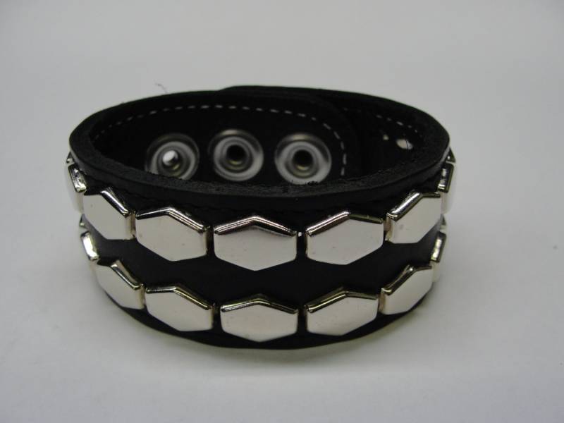 Hochwertiges Genähtes Schwarzes Latigo-Lederarmband Mit 1-1/4-Zoll-32 Mm Breitem Band Verchromten/Silberfarbenen Hex-Sechskant-Nieten Und von SpikesAndLeatherUSA