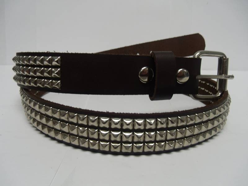 Premium 1-1/4 "(30Mm Breiter Vollnarbenledergürtel 3 Reihen 1/4" | 7 Mm Py 77 Pyramide Quadrat Ohrstecker Silber Chrom Nieten Spike Made in Usa Ny von SpikesAndLeatherUSA