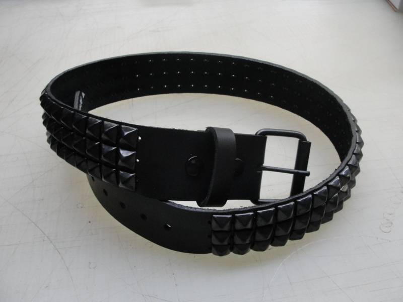 Premium 1-3/4 "(45 Mm Breiter Vollnarbenledergürtel 3 Reihig 1/2 "(13 Py-77 Pyramide Quadrat Nieten Schwarz Matt Spiked Made in U.s.a von SpikesAndLeatherUSA