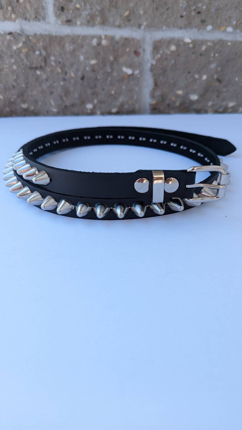 Premium 3/4 "(20 Mm Breiter Vollnarbenledergürtel Mit 1 Reihe 1/2 "(13 Uk77 Hohe British English Cone Studs Silver Chrome Nieten Spiked von SpikesAndLeatherUSA