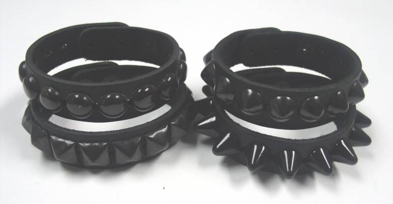 Premium 3/4 "19 Mm Breites Vollnarbenleder Nietenarmband Mit 1 Einreihigen Schwarzen 1/2" Pyramidennieten Armband Punk Rock Star Goth Manschette von SpikesAndLeatherUSA