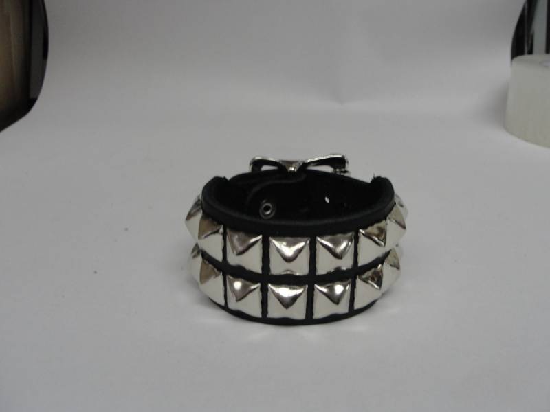 Premium Handmade 1-1/2 "38 Mm Breit Schwarz Leder Nieten Armband Manschette Silber Chrom Schnalle & Pyramidennieten Punk Rock Made in Den Usa von SpikesAndLeatherUSA