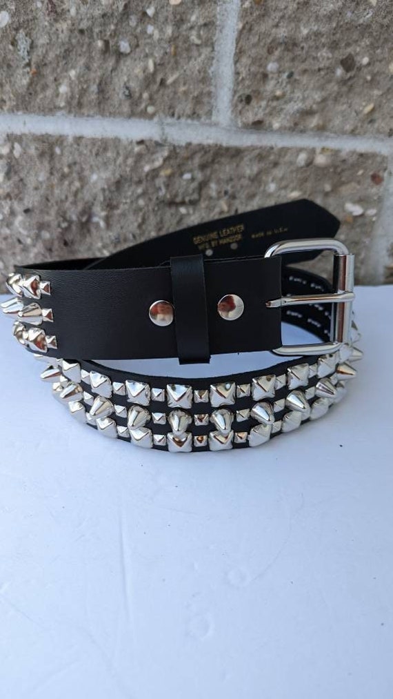 Premium Nieten Ledergürtel 1-3/4 "45 Mm 3 Reihen Silber Chrom 1/2 "Pyramide Border Uk77 Englisch Cones in Der Mitte Handmade Usa von SpikesAndLeatherUSA