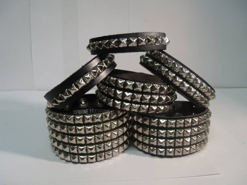 Premium Nietenarmband Lederarmband Manschette Mit 1/4 "Pyramide Quadrat Nieten Spikes Spots Handgemacht in Den Usa Nyc 1 2 3 4 Und 5 Reihe von SpikesAndLeatherUSA