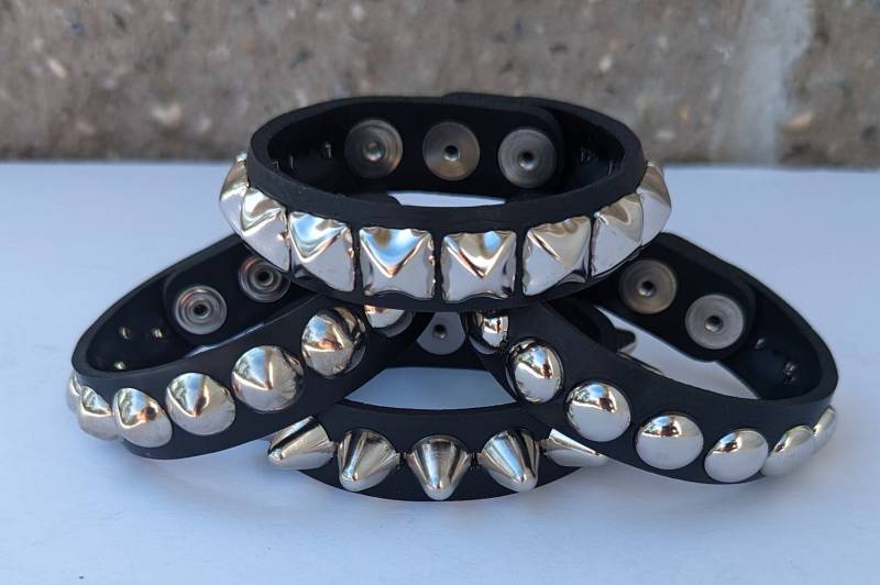 Schwarz Vegan Freundliches Material 3/4 "19 Mm 1 Reihe Nieten Armband Manschette 1/2" Pyramide Uk77 Apex Englisch/British Kegel Rund von SpikesAndLeatherUSA